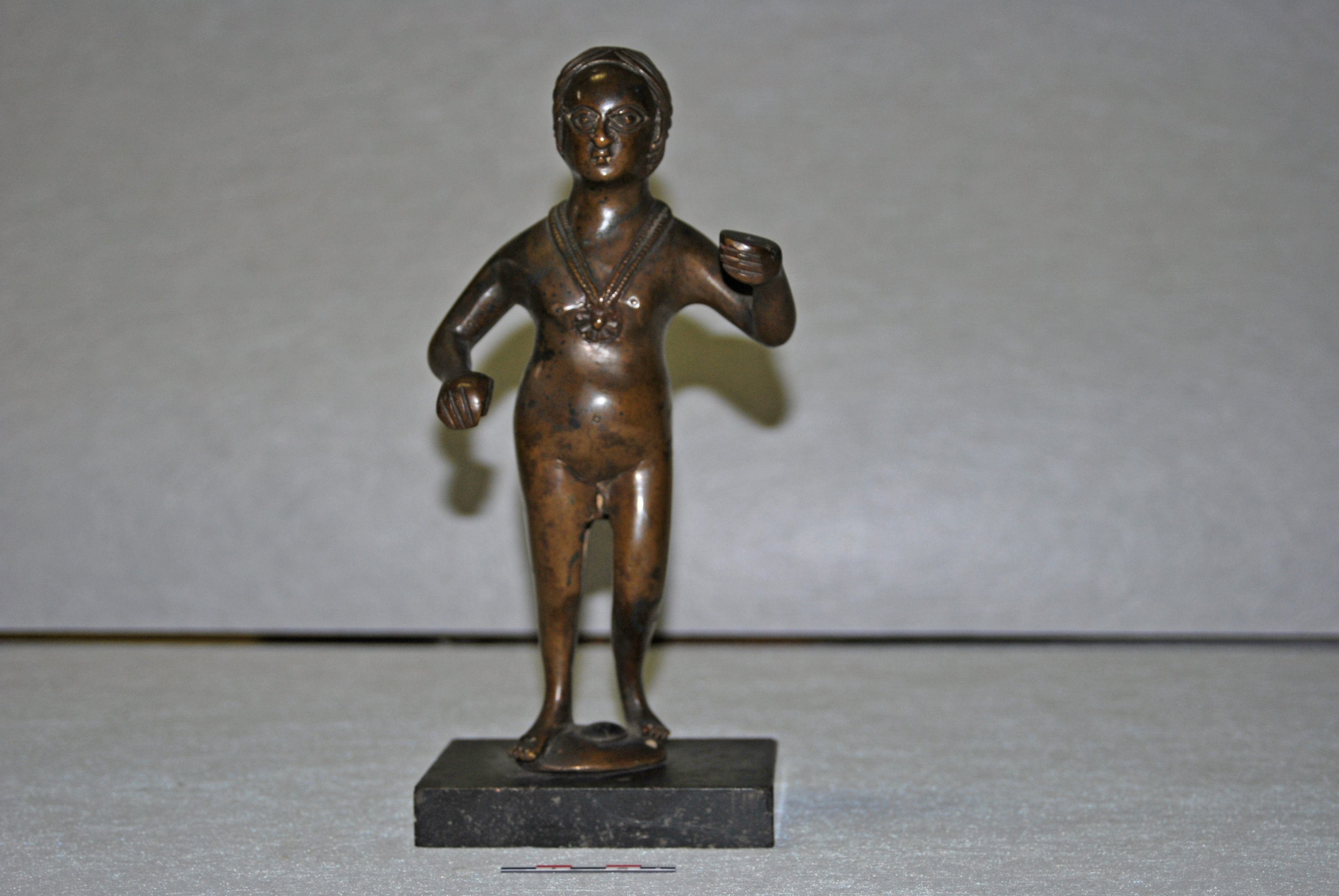 Statuette de femme, de style primitif